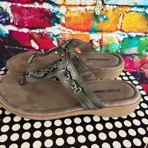Minnetonka Metallic Silver Leather Upper Sandals Size 8 Medium - Picture 3 of 5